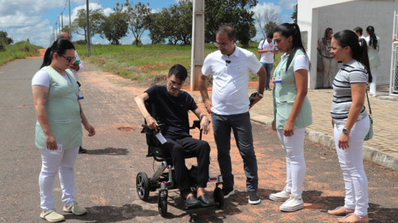 O paciente Dione Alves Dias passou por avaliações psicológicas, de visão, audição e ainda recebeu todo o apoio da terapeuta ocupacional para aprender a operar a nova cadeira de rodas